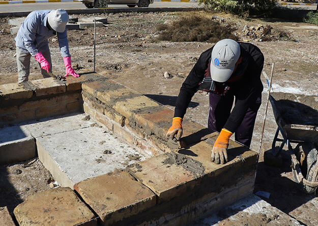 Test wall construction helps develop skills before undertaking similar tasks at the Ishtar Gate. 