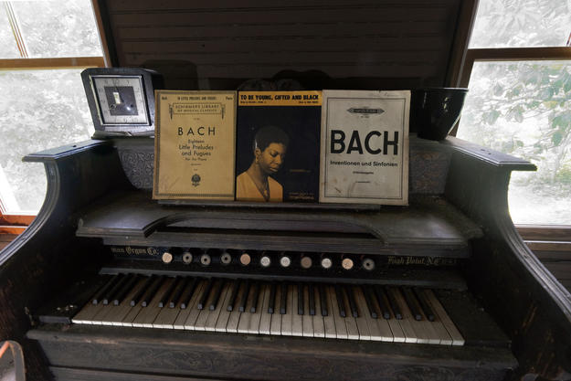 Piano and personal artifacts of Nina Simon, 2018. Photo courtesy of the National Trust for Historic Preservation.