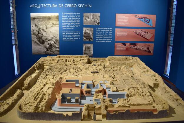 A model of the Cerro Sechín archaeological site at the Regional Museum of Casma “Max Uhle”, 2018. Photo courtesy of Karen Meza., 2018.