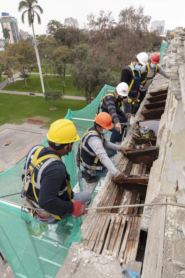 Restoration work on the roof of the MALI Museum, September 2021. Photo credit: Eduardo Hirose.