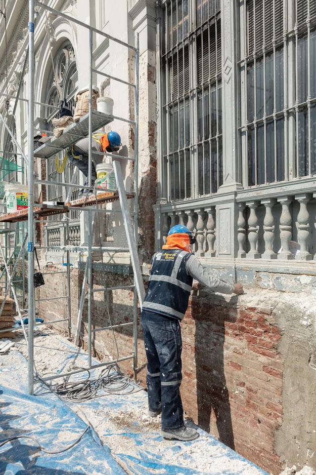 Local workers restoring the building's facade, October 2021. Photo credit: Eduardo Hirose.