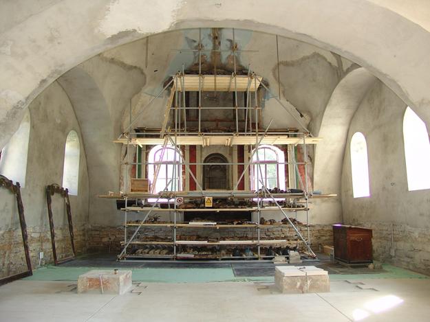 The dismantled pieces were catalogued and stored in the scaffolding set up for the aron kodesh, 2015