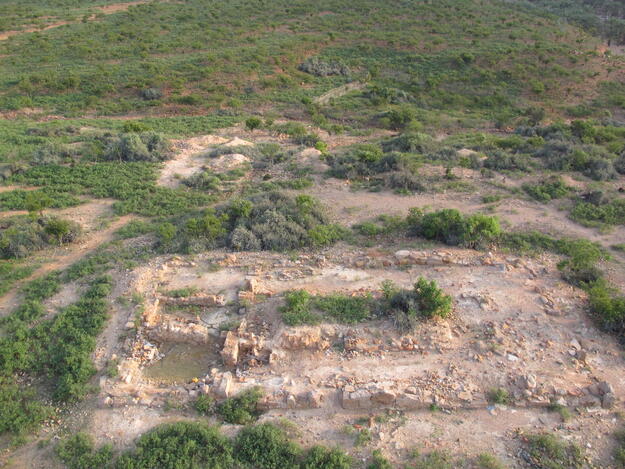 The first millennium site of Heshereh illustrating one of many extensive settlements of Soqotra about which little is known, 2018.