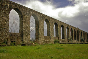 A row of arches in a section of the ¡gua da Prata Aqueduct near the city walls of …vora, 2014