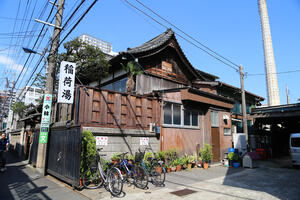 The exterior of the Inari-yu bathhouse seen from the street, 2018.