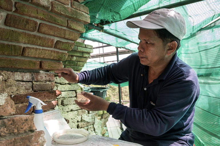 Aekenan (Khun Kee) Sukinsee working on the brick joint at Wat Chaiwatthanaram.