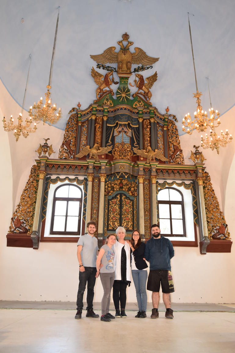 The restoration team stands before the conserved aron kodesh of the Great Synagogue of Iaşi. 