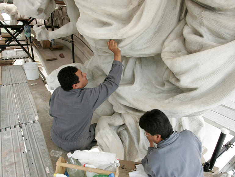 Cleaning of the marble façade of the Palace of Fine Arts. 
